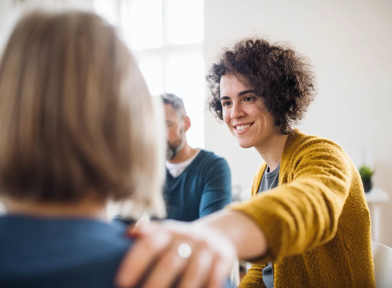 vrouw die schouderklopjes geeft