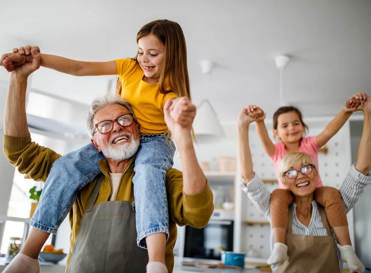 grootouders met meisjes op hun schouders
